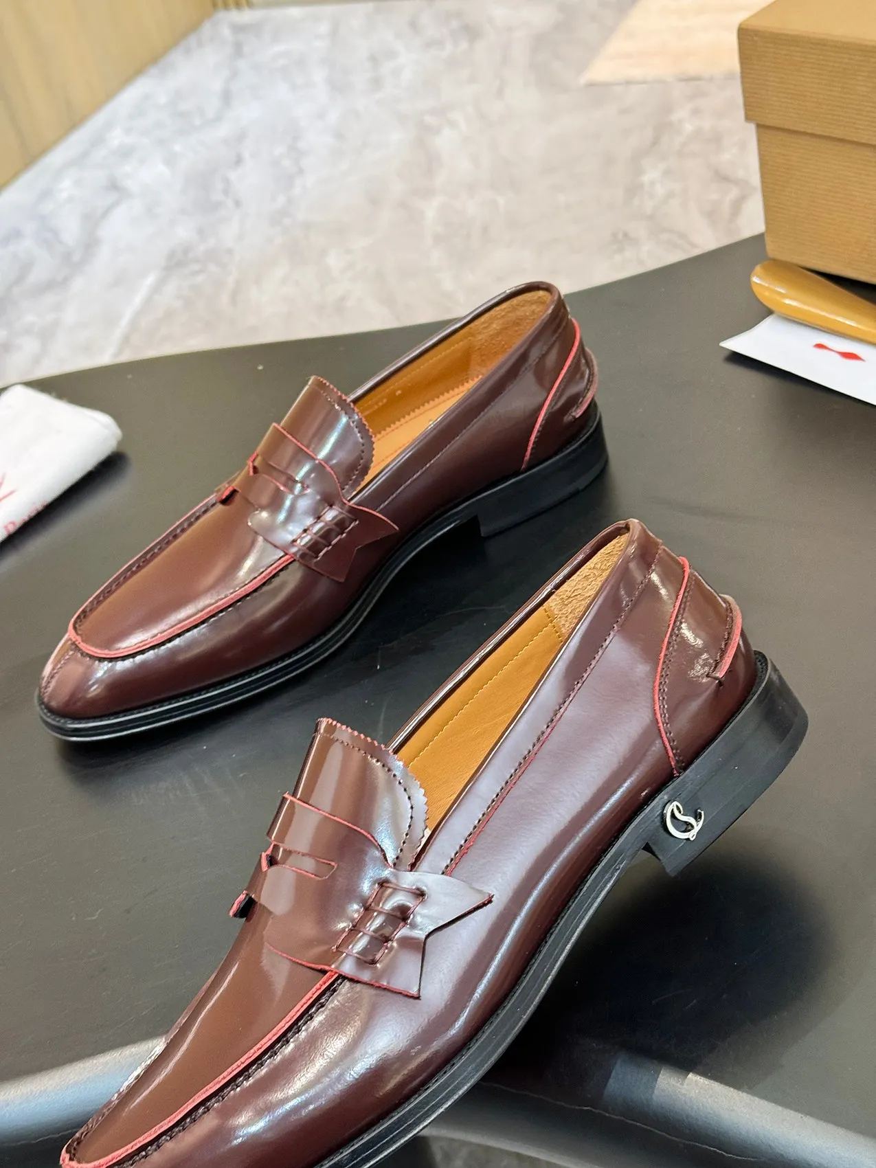 💰960 ••New real shots••CL～High-end men’s 👔Casual•loafers with red soles! ••🆑Genuine and top-quality goods from original orders ••✅💯 Purchase goods from top-quality original orders! Original imported patterned cowhide ➕Imported cowhide lining ➕Cowhide feet ➕Original leather outsole~🉑️Feel free to compare the authentic ones! Size: 39-44 (38.45.46.47 can be customized)